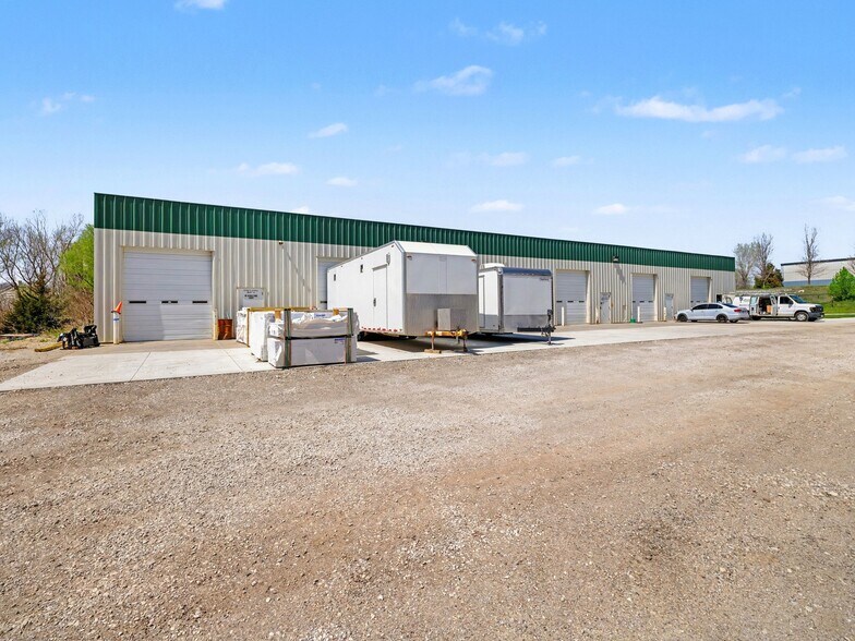 21909 R & R Rd, Gretna, NE à vendre - Photo du bâtiment - Image 2 de 19