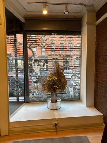 445-447 W 50th St, New York, NY for lease - Building Photo - Image 3 of 6