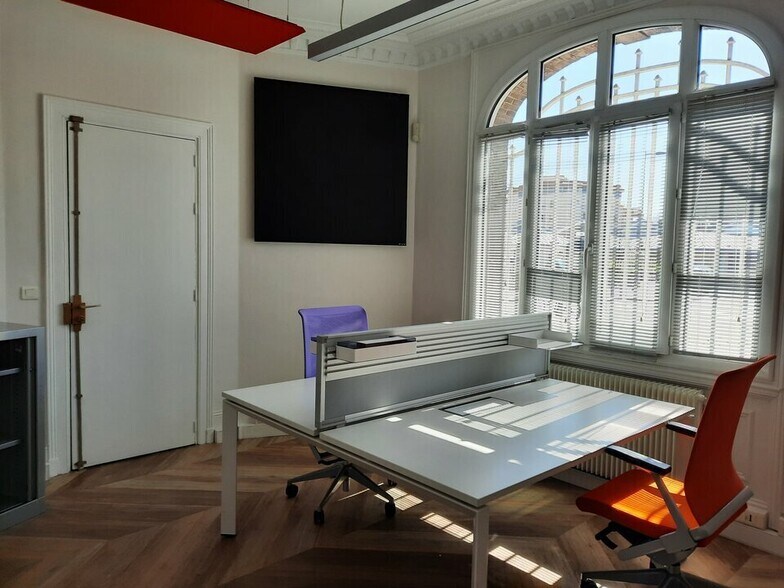 Office in Rouen for lease - Interior Photo - Image 2 of 10