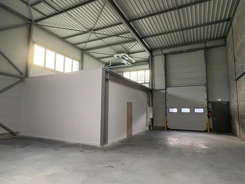 Office in OULLINS-PIERRE-BÉNITE for lease Interior Photo- Image 1 of 8