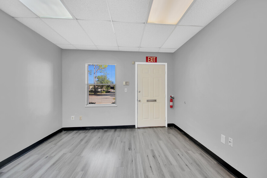 550 Balmoral Cir N, Jacksonville, FL for lease - Interior Photo - Image 2 of 18