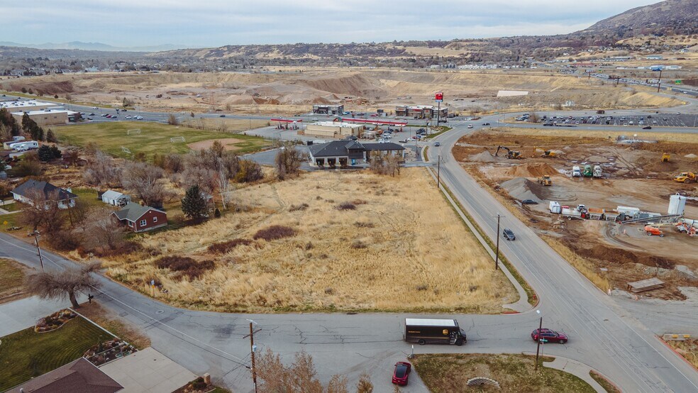 7745 2700 E, South Weber, UT à vendre - Photo du bâtiment - Image 2 de 3