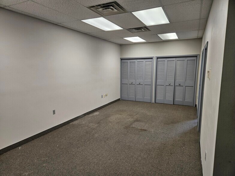 1523 S Green River Rd, Evansville, IN à louer - Photo du bâtiment - Image 3 de 18