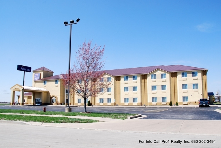 3920 Hospitality Ln, Decatur, IL for sale - Building Photo - Image 2 of 14