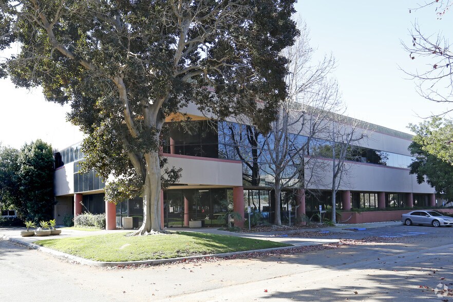 542 Flynn Rd, Camarillo, CA à vendre - Photo du bâtiment - Image 2 de 6