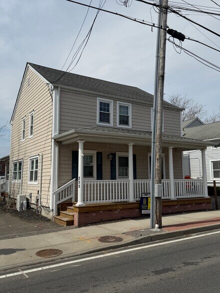 211 Roanoke Ave, Riverhead, NY à vendre - Photo du bâtiment - Image 3 de 9