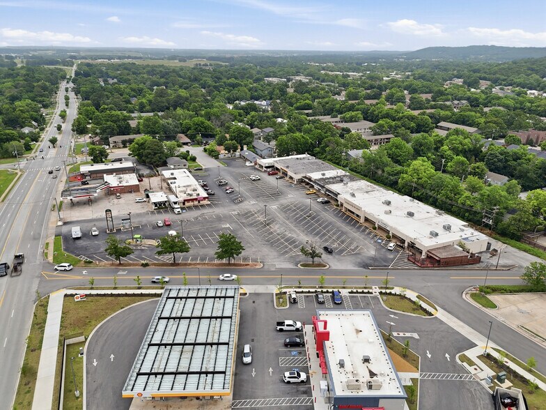 1200-1220 N Garland Ave, Fayetteville, AR à louer - Photo du bâtiment - Image 2 de 13