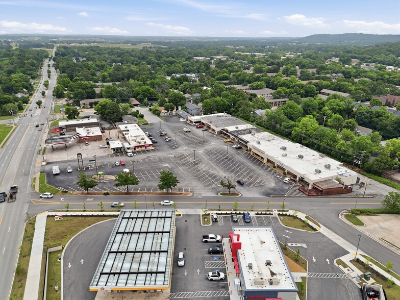 1200-1220 N Garland Ave, Fayetteville, AR à louer - Photo du bâtiment - Image 2 de 13