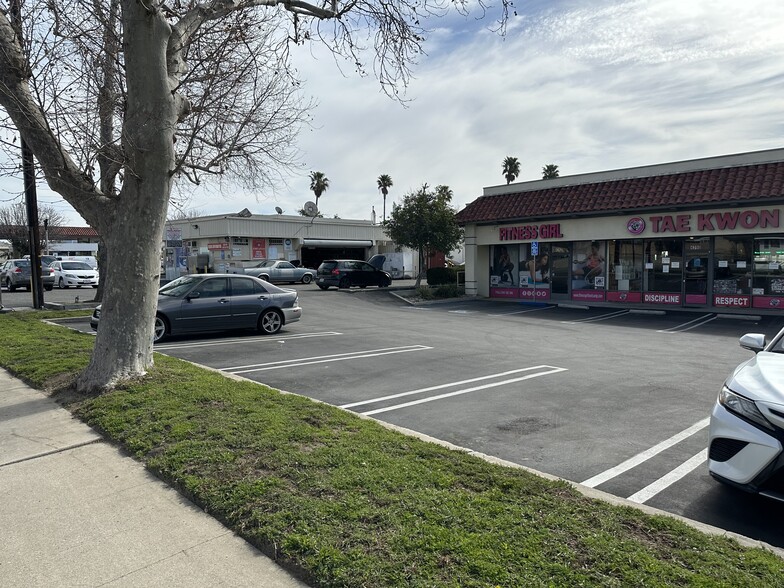 4304-4392 Cochran St, Simi Valley, CA for lease - Building Photo - Image 2 of 12