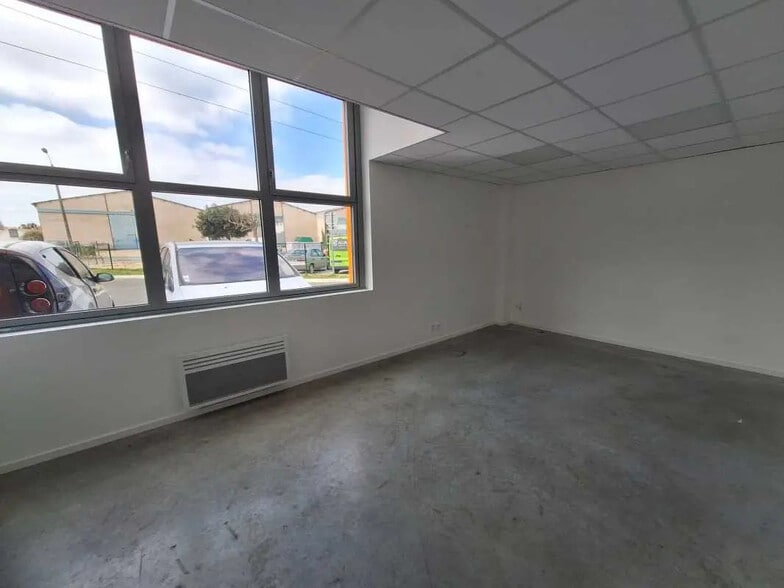 Flex in Carbon-Blanc for lease - Interior Photo - Image 2 of 6