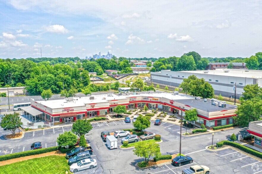 204 W Woodlawn Rd, Charlotte, NC à louer - Photo principale - Image 1 de 9