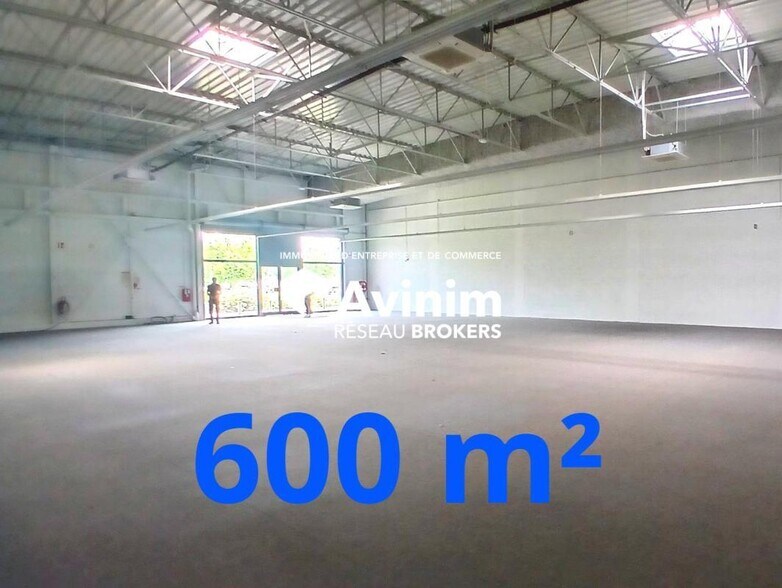 Retail in Fleury-les-Aubrais for lease - Interior Photo - Image 1 of 3