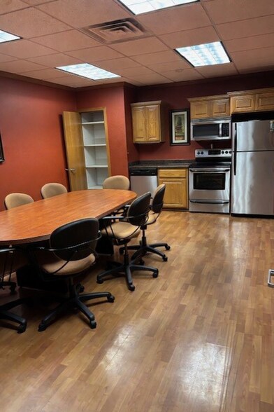 733 Mike McCarthy Way, Green Bay, WI for sale - Interior Photo - Image 2 of 5