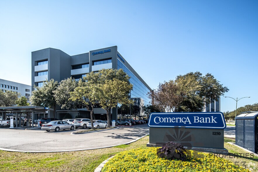 1250 W Mockingbird Ln, Dallas, TX à louer - Photo du bâtiment - Image 3 de 21