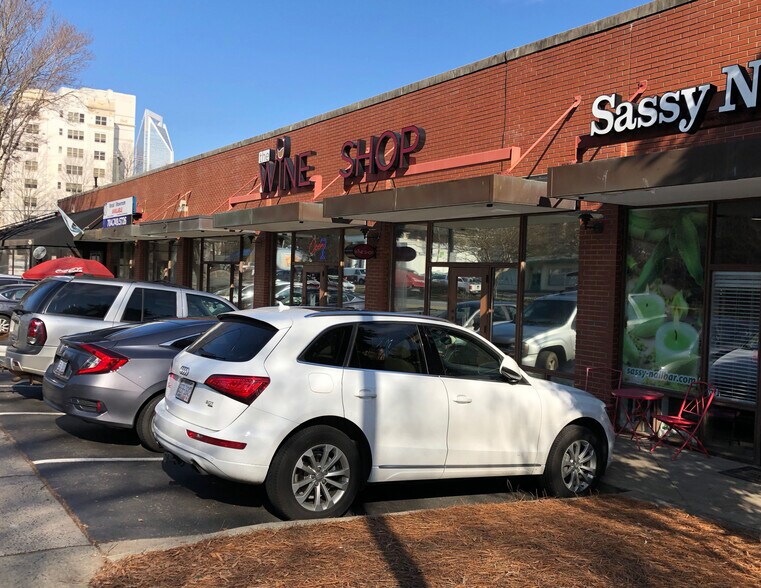 911 E Morehead St, Charlotte, NC à louer - Photo du bâtiment - Image 2 de 8