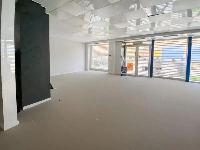 70 Boulevard Ornano, Paris à louer - Photo du bâtiment - Image 2 de 7