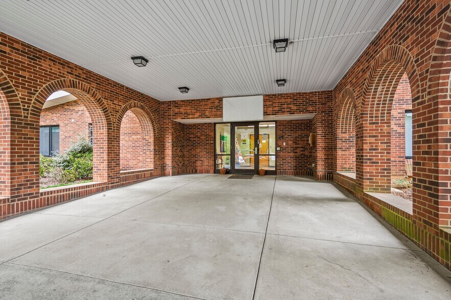 5900 Bethabara Park Blvd, Winston-Salem, NC à vendre - Photo du bâtiment - Image 3 de 42