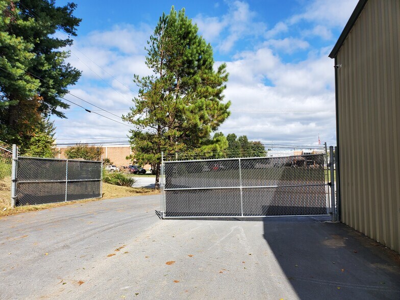 2997 Spartanburg Hwy, East Flat Rock, NC for lease - Building Photo - Image 2 of 26