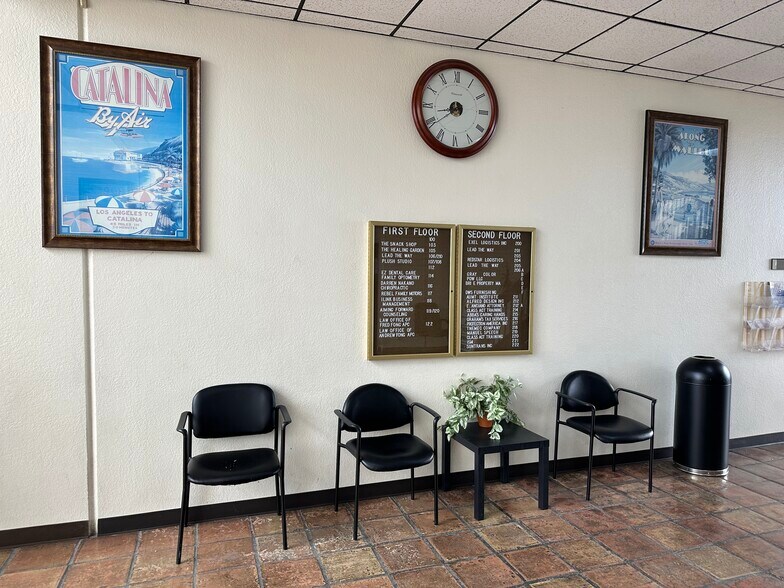 460 E Carson Plaza Dr, Carson, CA à louer - Photo du bâtiment - Image 3 de 12