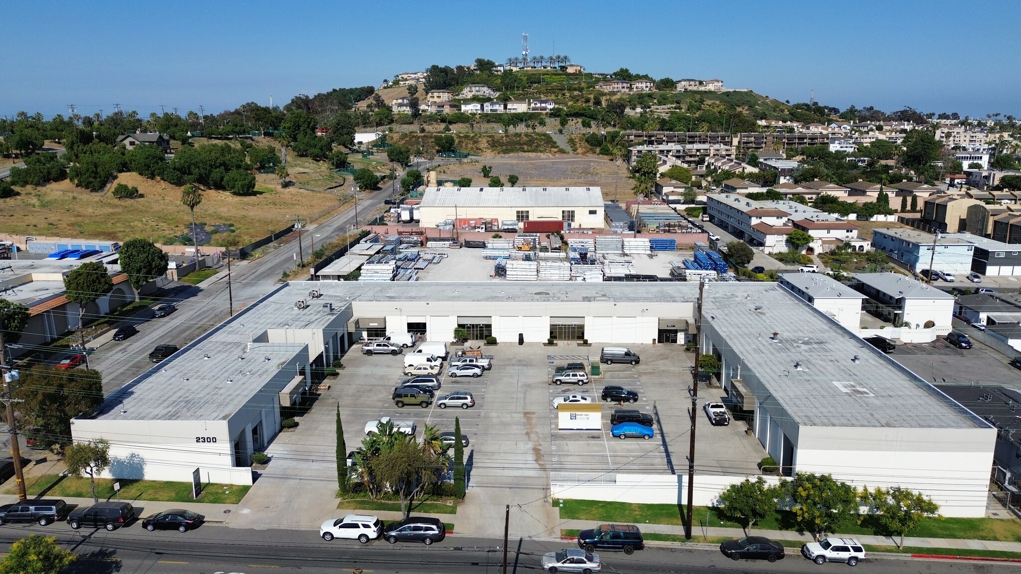 2300 Walnut Ave, Signal Hill, CA à louer Photo du b timent- Image 1 de 11