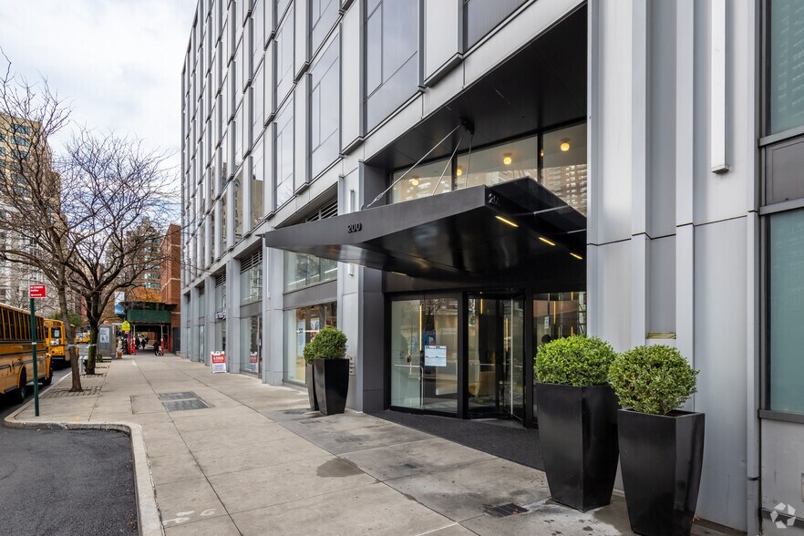 200 Chambers St, New York, NY à louer - Photo du bâtiment - Image 3 de 3