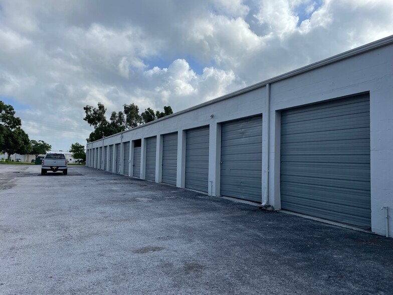 4317 62nd Ave N, Pinellas Park, FL à louer - Photo du bâtiment - Image 3 de 5
