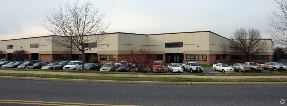 22 S Commerce Way, Bethlehem, PA for lease - Primary Photo - Image 1 of 4