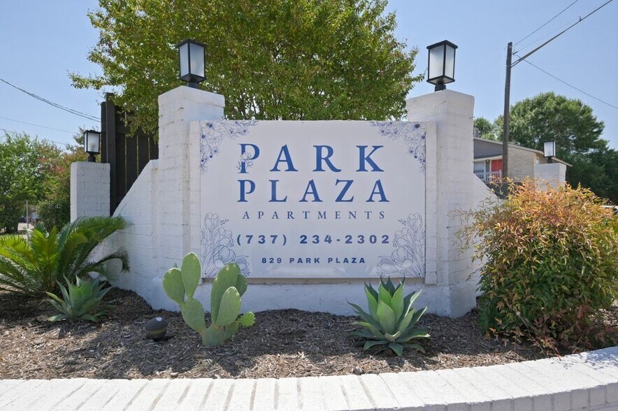 829 Park Plz, Austin, TX à vendre - Photo du bâtiment - Image 2 de 23