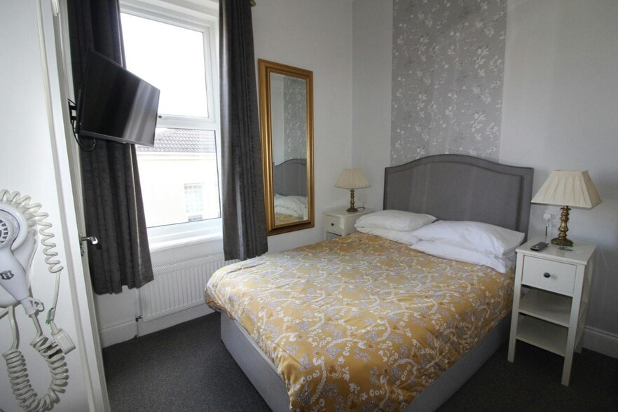 379 Norton Rd, Stockton On Tees for sale - Interior Photo - Image 3 of 10