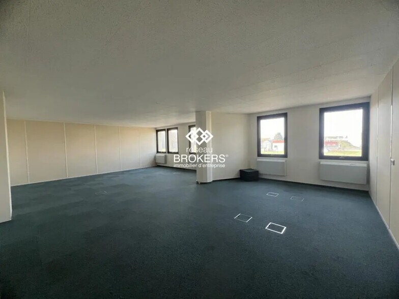 Office in Saclay for lease - Interior Photo - Image 3 of 9