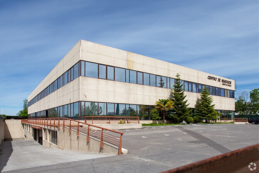 Bureau dans Las Rozas de Madrid, Madrid à louer - Photo du bâtiment - Image 3 de 4