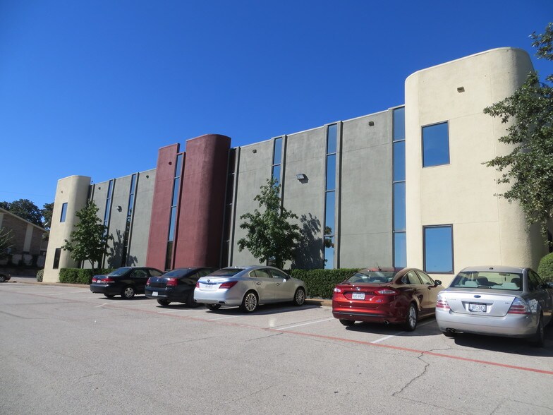 2921 Brown Trl, Bedford, TX à louer - Photo du bâtiment - Image 1 de 13