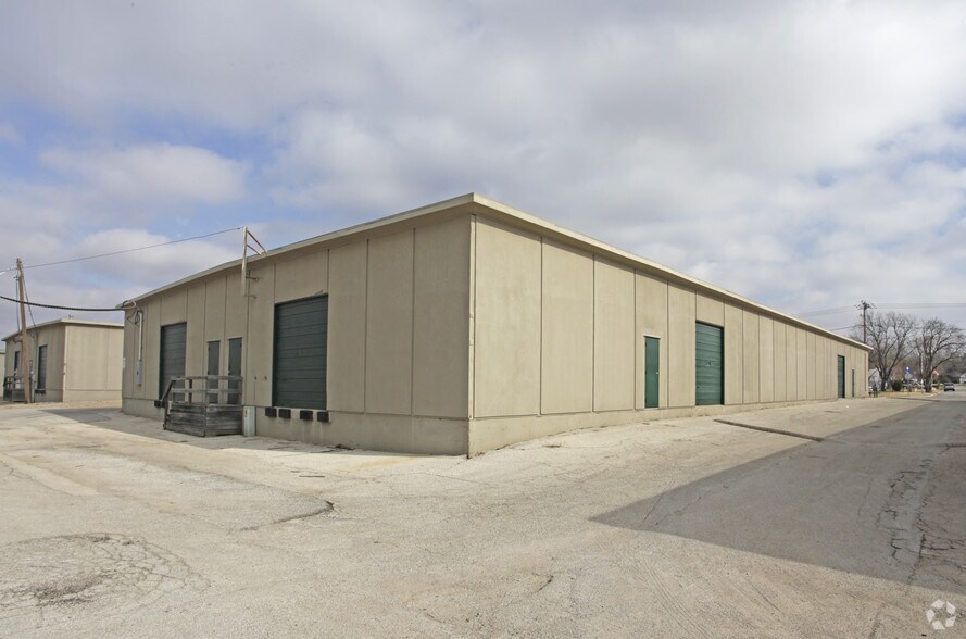 118-120 Browning Dr, Arlington, TX à louer - Photo principale - Image 1 de 4