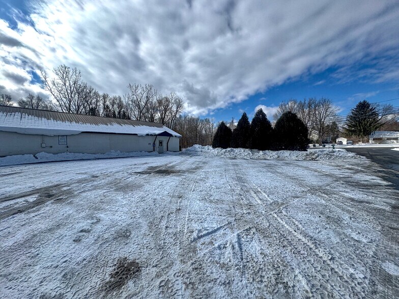 33 Transport Dr, Bennington, VT à vendre - Photo du bâtiment - Image 2 de 46