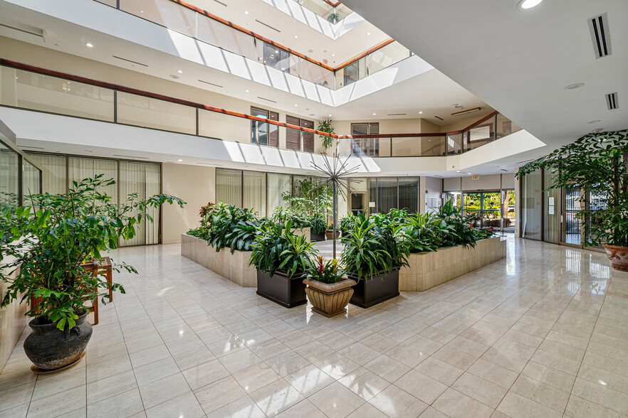 631 US Highway 1, North Palm Beach, FL for lease - Lobby - Image 2 of 15