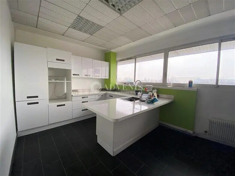 Office in Vitry-sur-Seine for lease - Building Photo - Image 3 of 8