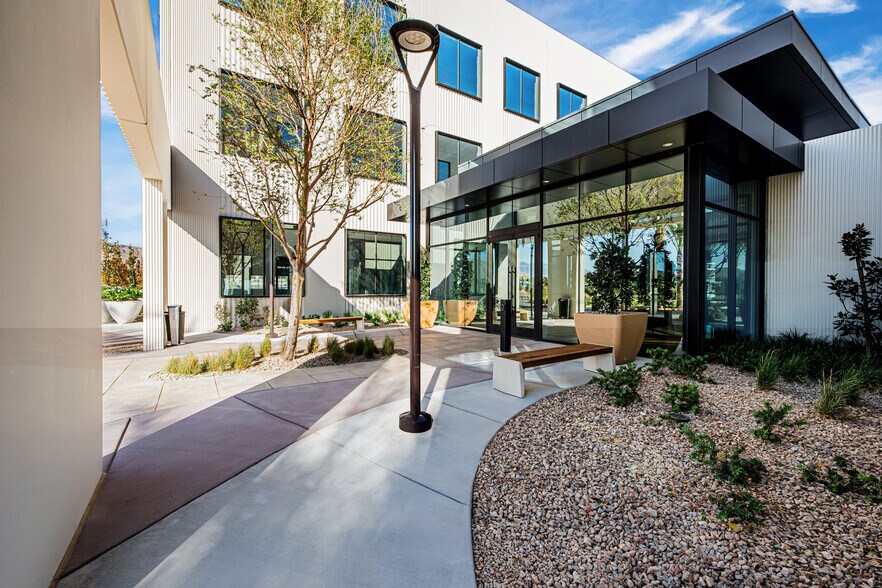 1 Meridian Vista Dr, Las Vegas, NV à louer - Photo du bâtiment - Image 2 de 13