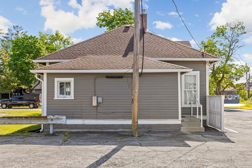 6408 N Carrollton Ave, Indianapolis, IN à vendre - Photo du bâtiment - Image 2 de 20