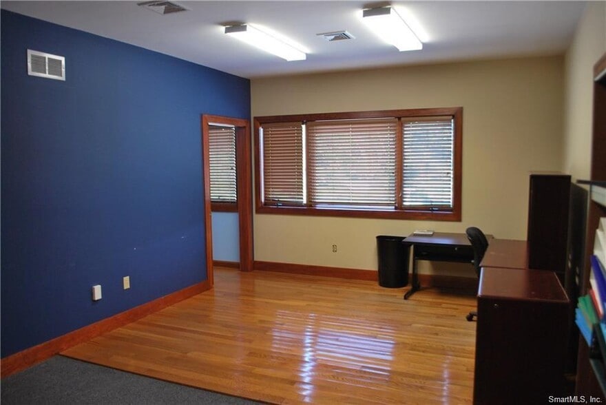 20 S Anguilla Rd, Pawcatuck, CT for sale - Interior Photo - Image 3 of 16