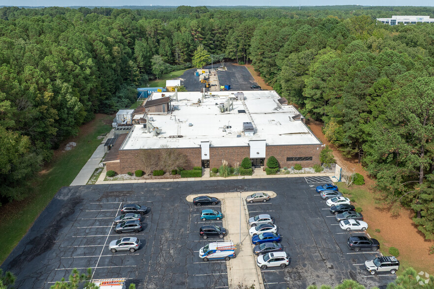 2 Triangle Dr, Research Triangle Park, NC à louer - Photo du bâtiment - Image 3 de 30