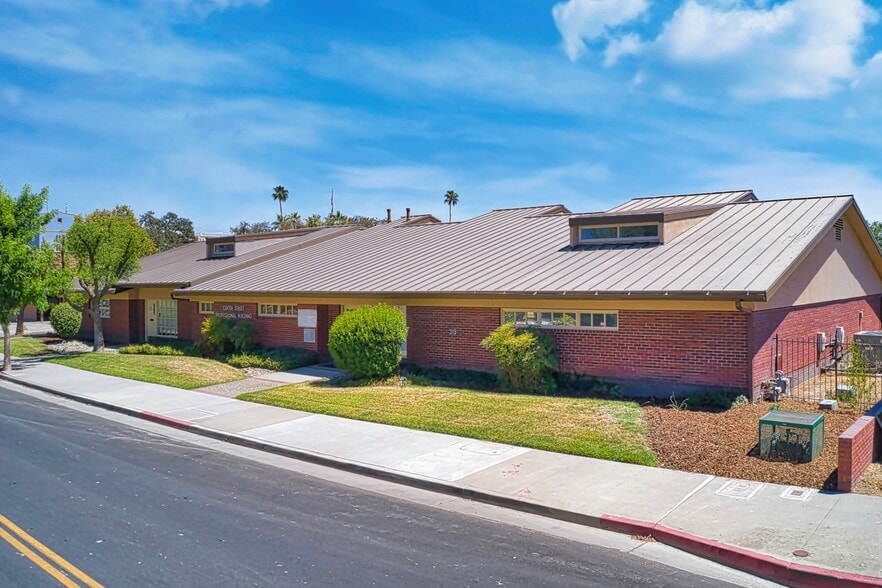 213 Center St, Hanford, CA for sale - Building Photo - Image 2 of 9