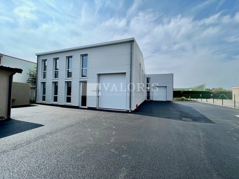 Flex in Chassieu for lease - Building Photo - Image 1 of 6