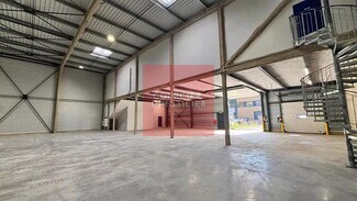 Plus de détails pour 22 Avenue Roger Hennequin, Trappes - Local d'activités à louer