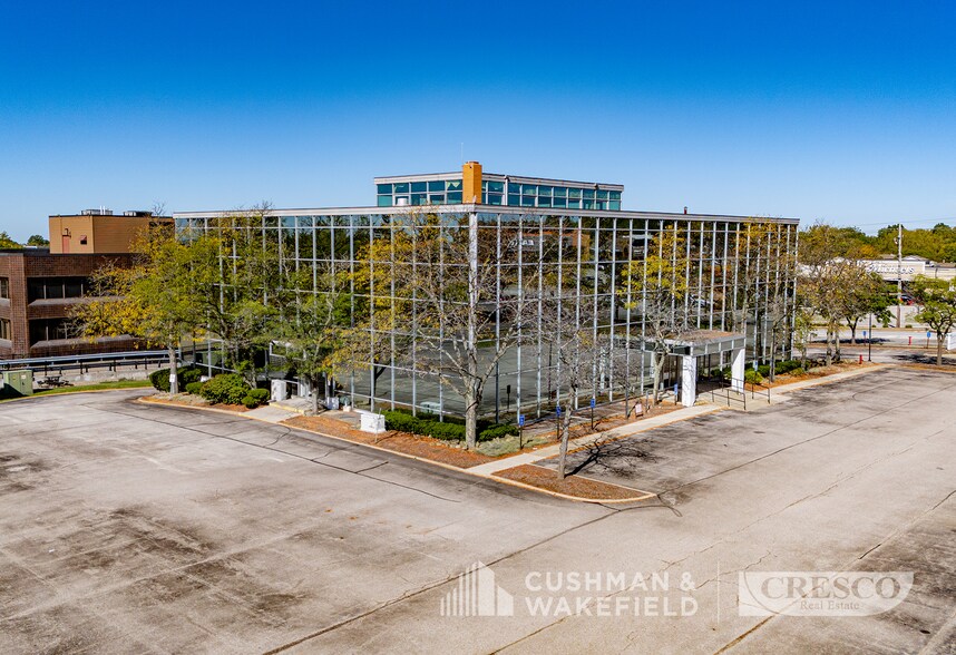 24200 Chagrin Blvd, Beachwood, OH à vendre - Photo du bâtiment - Image 2 de 6