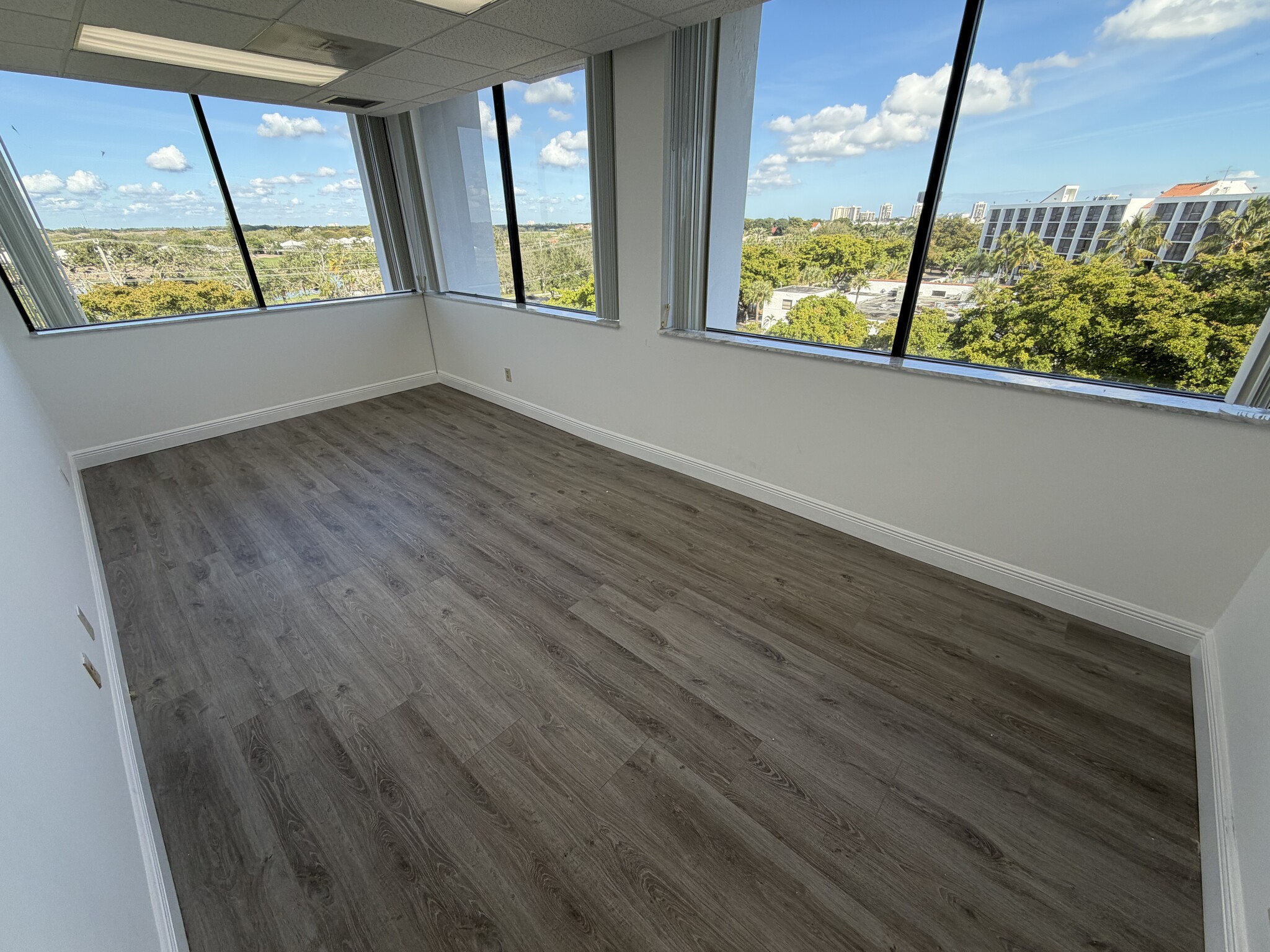 2001 Palm Beach Lakes Blvd, West Palm Beach, FL à louer Photo intérieure- Image 1 de 1