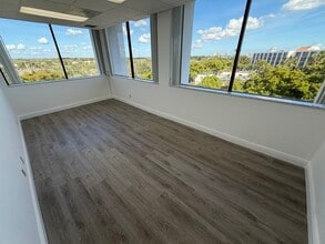 2001 Palm Beach Lakes Blvd, West Palm Beach, FL à louer Photo intérieure- Image 1 de 1