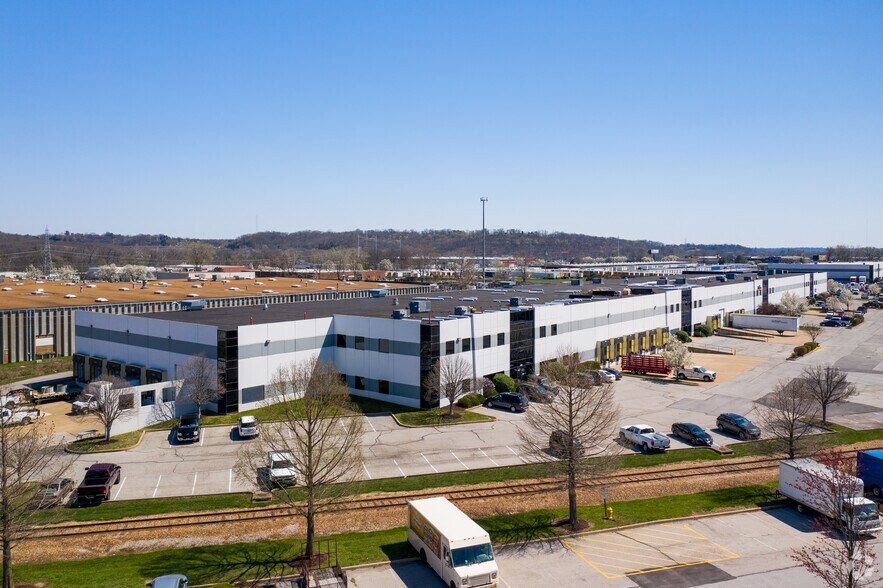 2081-2089 Corporate 44 Dr, Fenton, MO à louer - Photo du bâtiment - Image 2 de 9