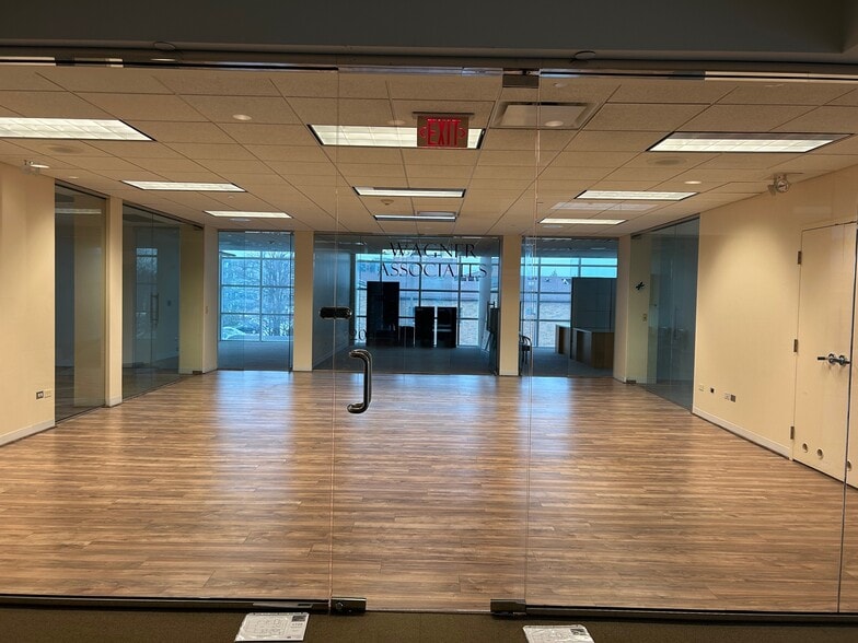 1725 N McGovern St, Highland Park, IL à louer - Photo du bâtiment - Image 2 de 6