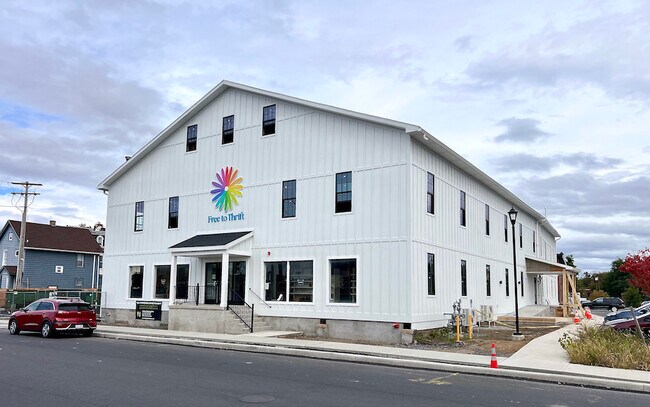 Plus de détails pour 104 Smith Ave, Kingston, NY - Industriel à louer