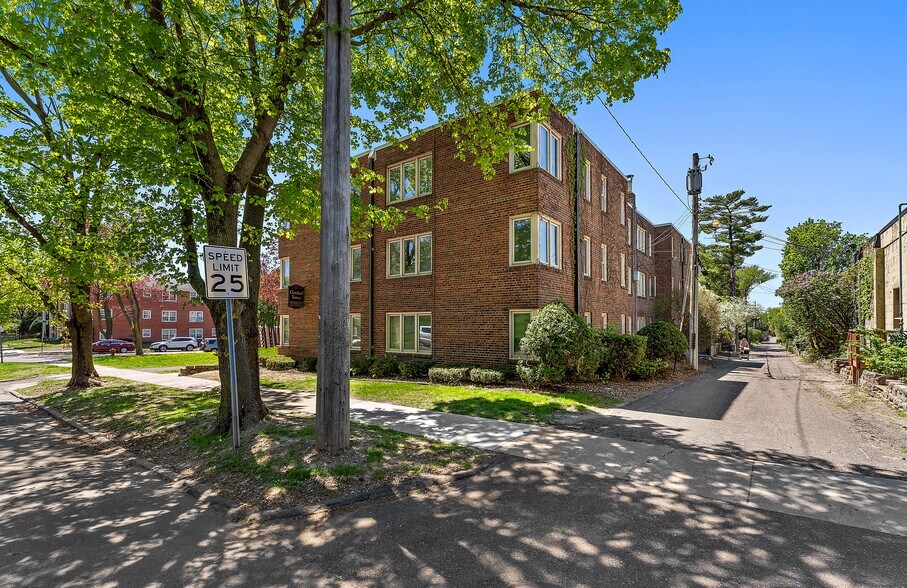 Cleveland Terrace portefeuille de 2 propriétés à vendre sur LoopNet.ca - Photo du bâtiment - Image 3 de 5